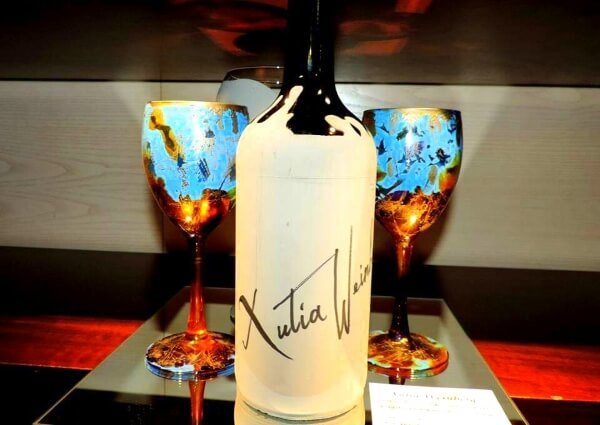 Copas y botella decoradas, de Xulia Weinberg