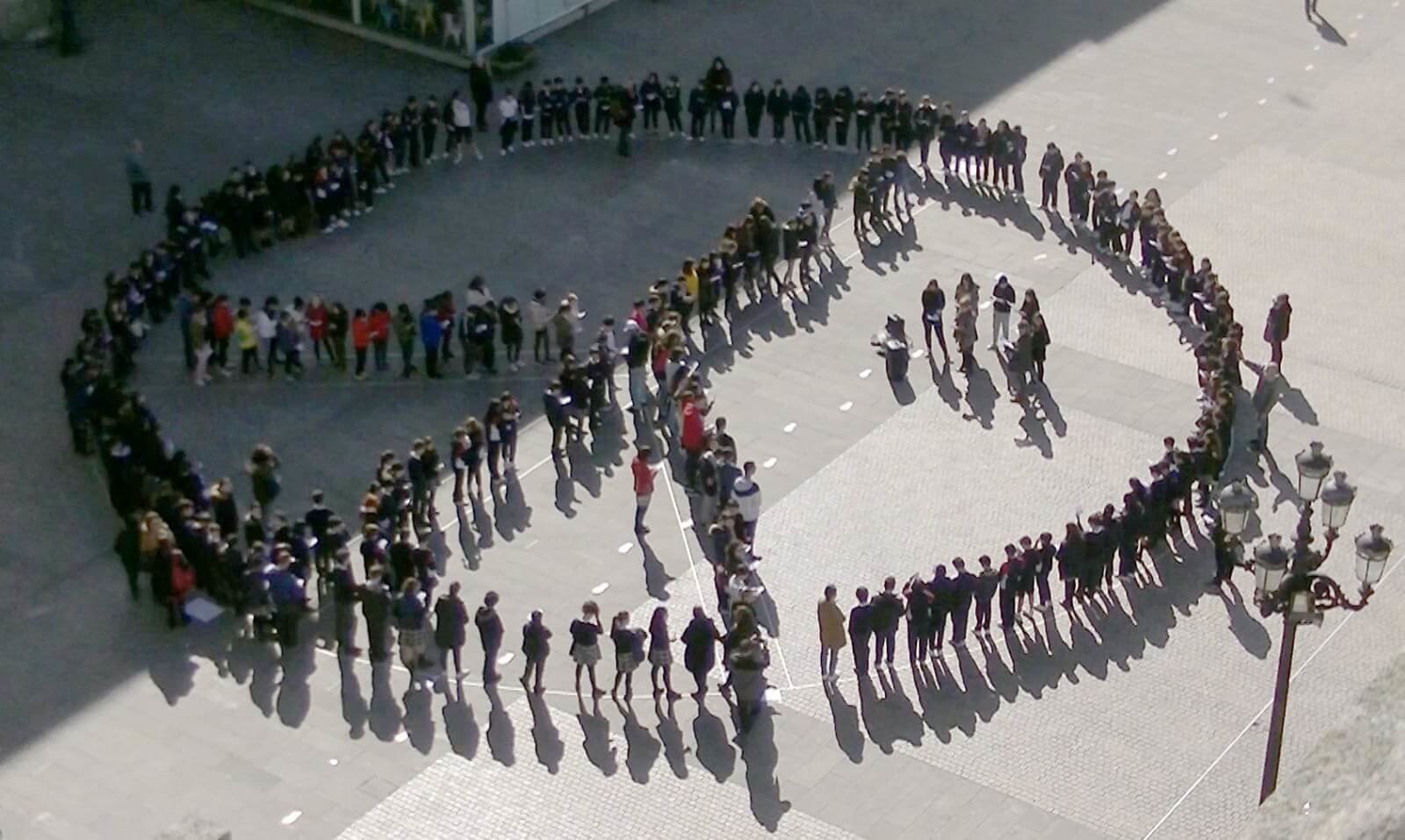 Símbolo humano de la paz hecho por escolares