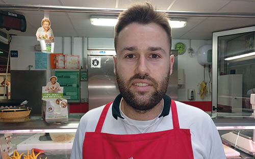David, de pollería Loly, en el Mercado das Conchiñas