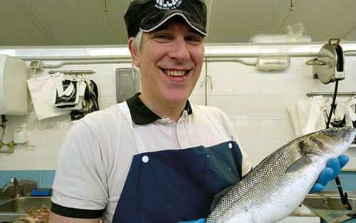 Marcos, de la pescadería Rías Baixas, en el Mercado As Conchiñas