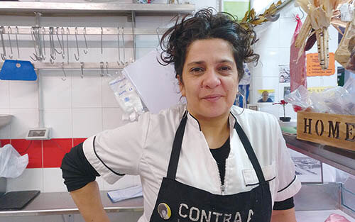 Mónica, de Carnicería Mónica, en el Mercado das Conchiñas