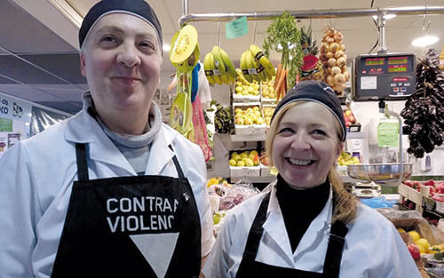Rafa y Susana, de Frutería Rafa, en el Mercado das Conchiñas