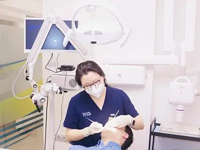 Dra Kim en una intervención